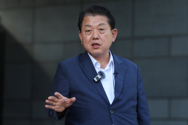 더불어민주당 재외국민안전대책단 단장인 김병주 최고위원이 18일(현지시간) 캄보디아 프놈펜에 있는 주캄보디아 한국 대사관 앞에서 한국인 구출 관련 내용을 브리핑하고 있다. 김 최고위