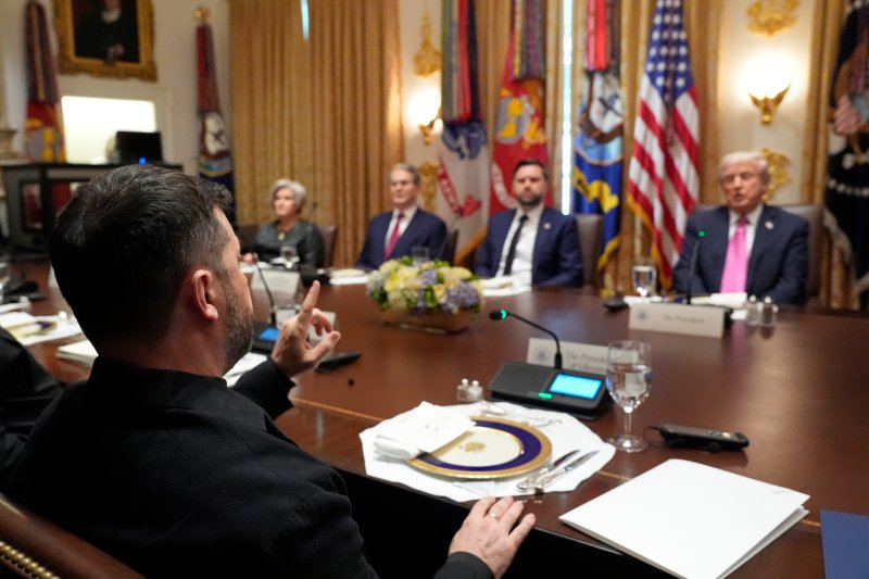 볼로디미르 젤렌스키 우크라이나 대통령(왼쪽)이 17일(현지시간) 미국 워싱턴DC 백악관 각료 회의실에서 도널드 트럼프 미국 대통령과 오찬 회담을 하고 있다. AP뉴시스
