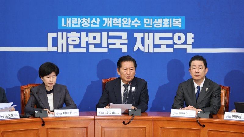 與 "<b>대법관</b> 14명→26명 <b>증원</b>"…정청래 "재판소원 당론 추진"