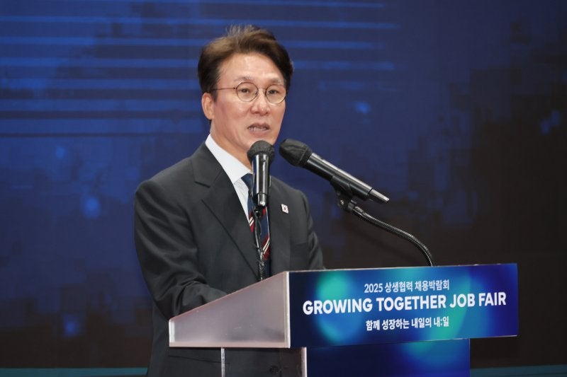 <b>김민석 총리</b> "<b>청년</b>성장, 국가경쟁력 강화하는 일…<b>청년</b> 취업 위해 힘 합...