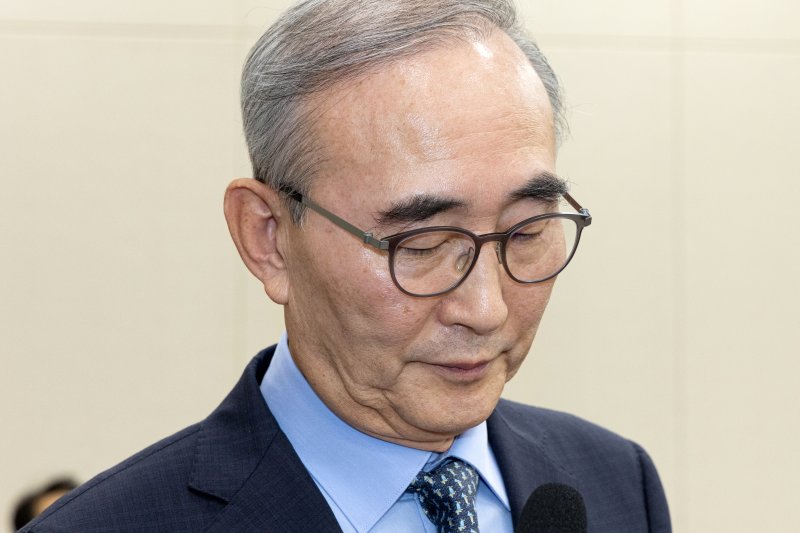 김영섭 KT 대표가 21일 서울 여의도 국회 과학기술정보방송통신위원회에서 열린 정보통신산업진흥원 등에 대한 국정감사에 출석해 의원 질의를 듣고 있다. 뉴스1