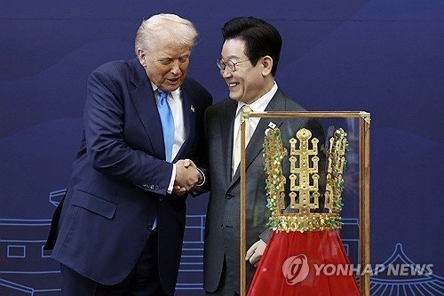 ‘<b>금관</b>’ 선물 받은 <b>트럼프</b> 반응? “<b>황홀</b>한 상태, 억눌린 흥분 드러났다...
