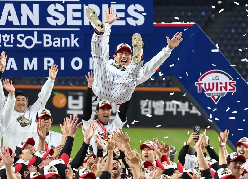 한국시리즈 <b>우승</b>한 <b>LG트윈스</b>, 역대 최대 <b>우승 배당금</b> 예약