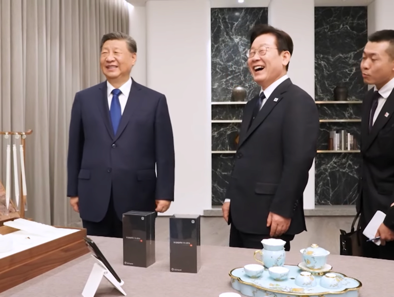 李대통령, <b>시진핑</b>의 <b>샤오미폰</b> 선물에 "<b>보안</b> 잘 되나".. AS는? [1일IT템]