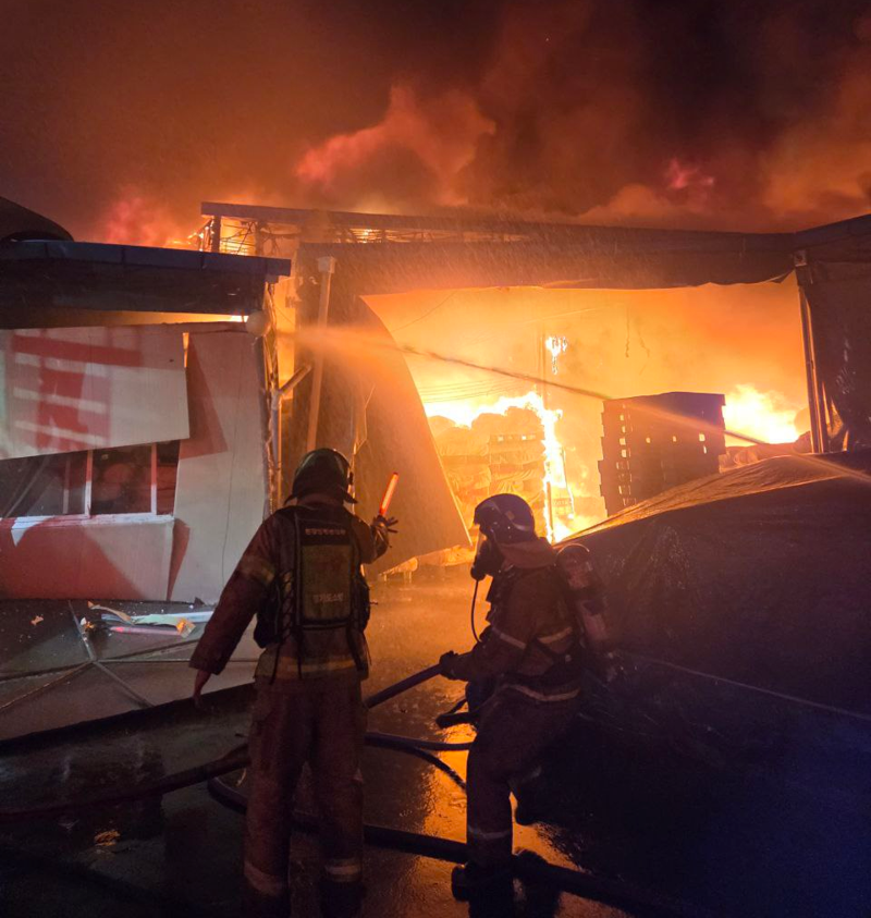 4일 오후 포천시 내촌면 진목리의 섬유 공장에서 화재가 발생해 소방대원이 진화 작업을 벌이고 있다. 경기도북부소방재난본부 제공