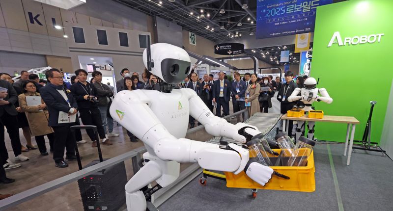 2025 로보월드가 5일 경기도 일산 킨텍스에서 열린가운데 참가자들이 에이로봇의 휴머노이드 로봇을 살펴보고 있다. 사진=박범준 기자