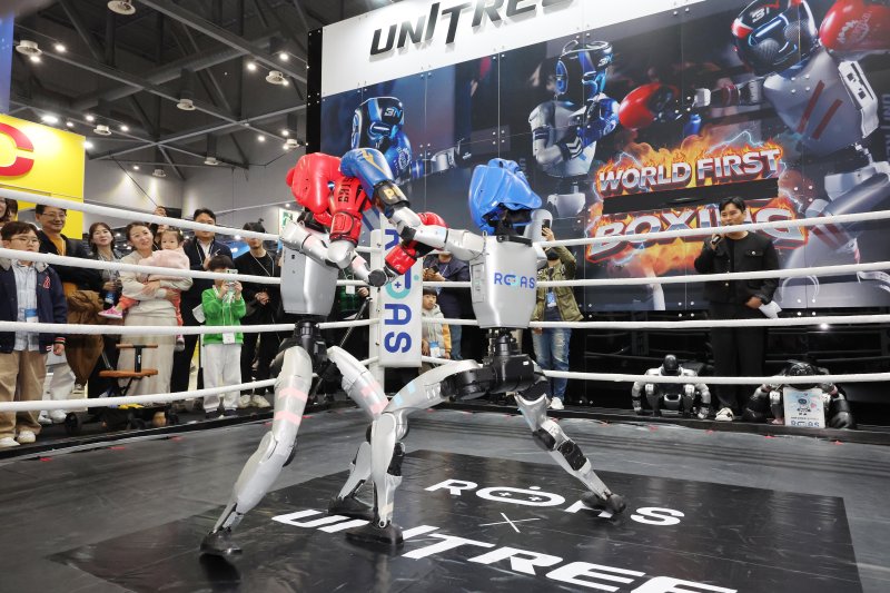 5일 경기 고양시 킨텍스에서 산업통상부가 주최하고 한국AI·로봇산업협회와 한국로봇산업진흥원, 제어로봇시스템학회가 공동 주관한 2025 로보월드 전시회가 열렸다. 각 부스에선 뉴로메카, 에이로봇, 총판업체 로아스 등