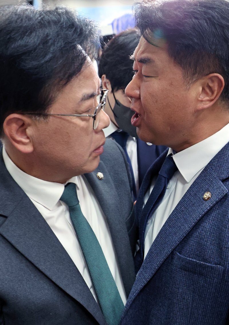 김현지 두고 여야 '<b>배치기 몸싸움</b>'…<b>대통령실</b> 첫 국감 파행