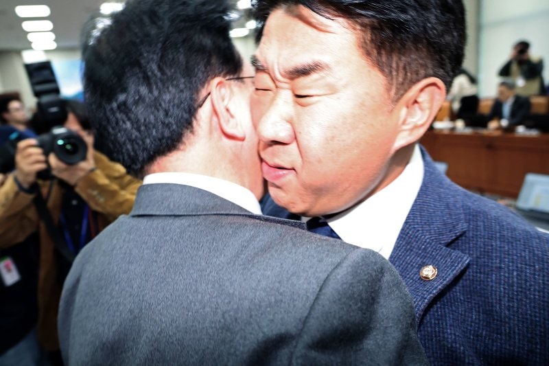 <b>김현지</b> 없는 대통령실 국감 파행…여야 '배치기 몸싸움'