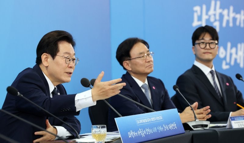 李대통령, <b>핵융합에너지 연구</b>현장 방문…KSTAR에 깊은 관심