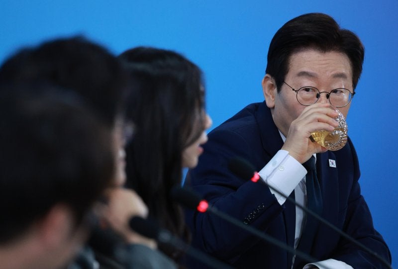 대통령실 “금주 <b>팩트시트</b>” 하루만 신중론..野 “또 양치기소년”