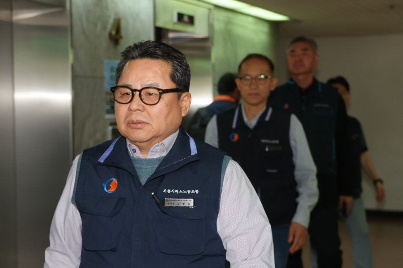 <b>서울 시내버스</b> 전환업체 3곳 <b>파업</b> 가결...수능 전날 첫차부터 멈출 수도