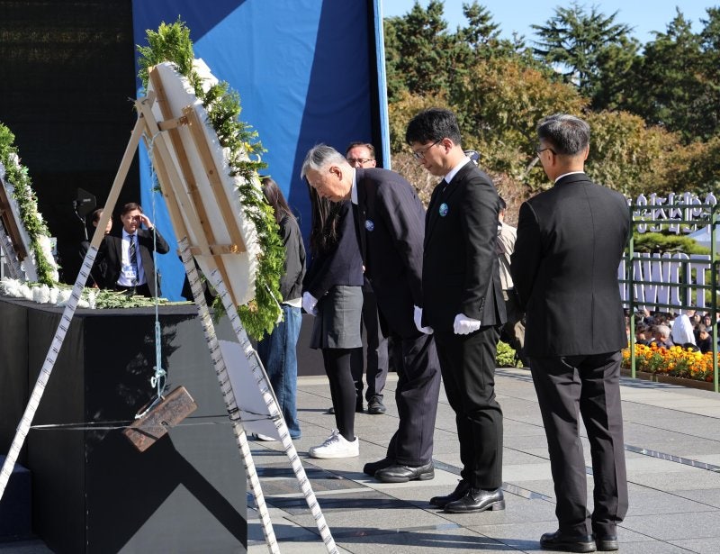 이중근 부영 회장, <b>유엔 참전용사 추모</b>식 국민대표 헌화