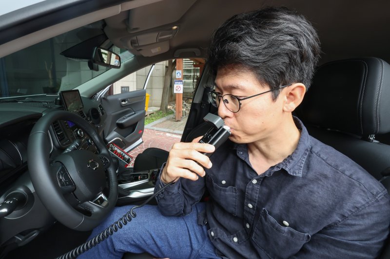음주운전 방지 장치를 시연하는 국민 체험단 이동준씨. 도로교통공단은 국민 체험단 20명의 차량에 음주운전 방지 장치를 설치하고 3개월간 데이터를 수집하는 시범 캠페인을 진행했다. 2023.6.15/연합뉴스
