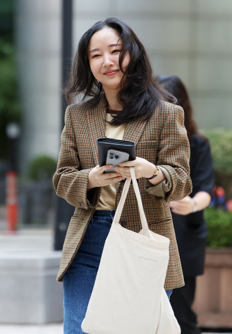 [서울=뉴시스] 홍효식 기자 = 민희진 전 어도어 대표가 11일 오후 서울 서초구 서울중앙지법에서 열린 하이브와의 주식 매매대금 청구 및 주주 간 계약 해지 확인 소송 관련 변론에 출석하고 있다. 2025.09.11