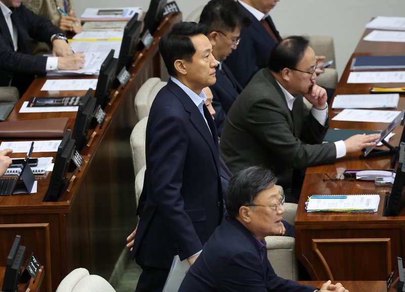오세훈 서울시장이 18일 오전 서울 중구 서울시의회에서 열린 제333회 정례회 시정질문에 참석하고 있다. 뉴스1