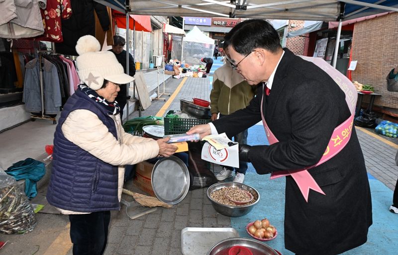 강수현 양주시장(오른쪽)이 생활 안전과 재난 예방 의식을 높이기 위한 ‘안전 문화 캠페인’을 진행하고 있다. 양주시 제공