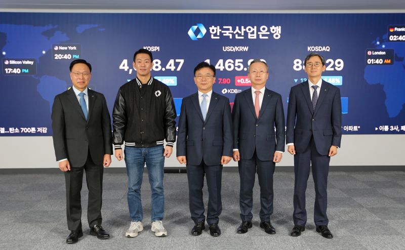 한국산업은행이 서울 여의도 본점 딜링룸을 24년 만에 새롭게 단장했다. 왼쪽부터 한국산업은행 김복규 수석부행장, 김현준 노조위원장, 박상진 회장, 김재신 감사, 양승원 글로벌사업부