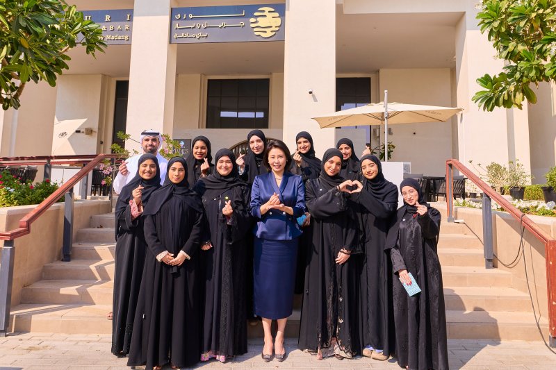 이재명 대통령과 함께 아랍에미리트(UAE)를 방문 중인 김혜경 여사가 18일(현지 시간) 아부다비 한식당에서 열린 'UAE 소재 대학 한류동호회' 오찬 간담회에서 참석자들과 기념촬