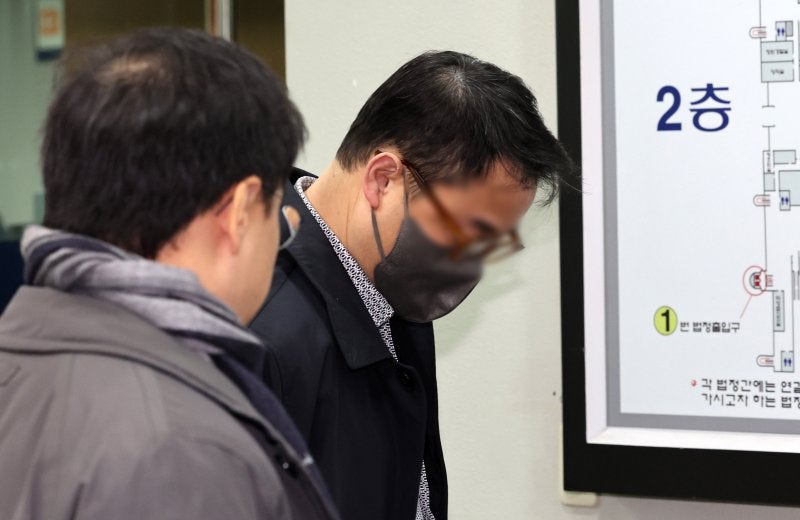 '국고손실 혐의' <b>김건희</b> 친<b>오빠</b> <b>구속</b>심사 시작...묵묵부답