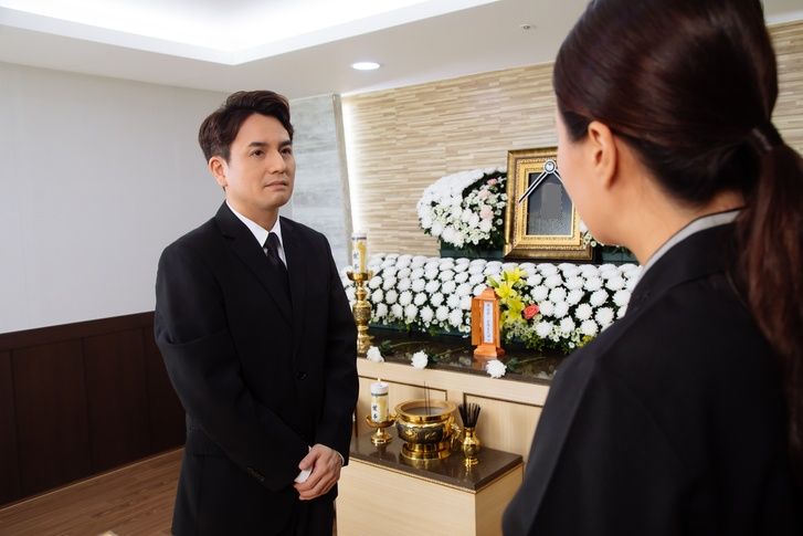 불륜 걸려 도망치다 죽은 친구 장례식 가야 하는지 논란이네