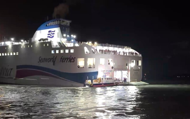 19일 오후 8시 16분쯤 전남 신안군 장산면 족도에 260여명이 탑승한 여객선이 좌초돼 해경이 구조 작업을 벌이고 있다. 목포해경 제공.