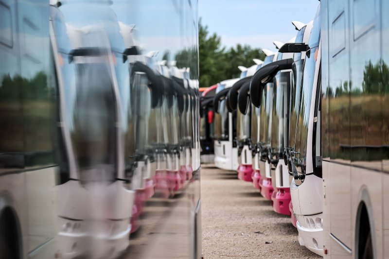 중국 비야디(BYD)의 헝가리 카마롬 전기버스, 트럭 공장에 6우러 27일(현지시간) 전기버스들이 주차돼 있다. 신화 연합