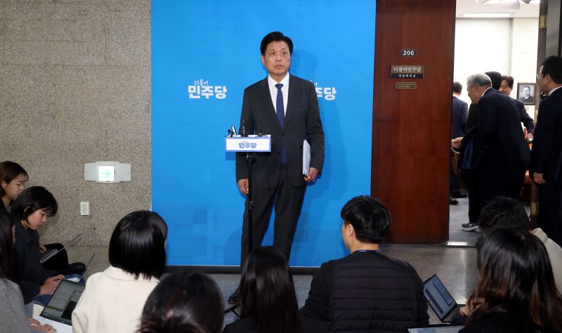 더불어민주당 조승래 사무총장이 24일 오후 서울 여의도 국회에서 열린 당무위원회에서 당원 1인 1투표제 관련 논의를 마치고 취재진의 질문에 답변하고 있다. 뉴시