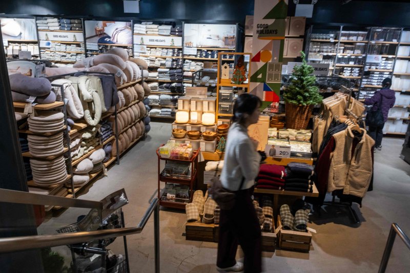 관세에 따른 인플레이션(물가상승)과 고용 둔화 속에서 미국 소비자들의 자신감이 크게 후퇴하는 등 미 경제 둔화 흐름이 뚜렷한 것으로 25일(현지시간) 확인됐다. 지난 7일 뉴욕 맨