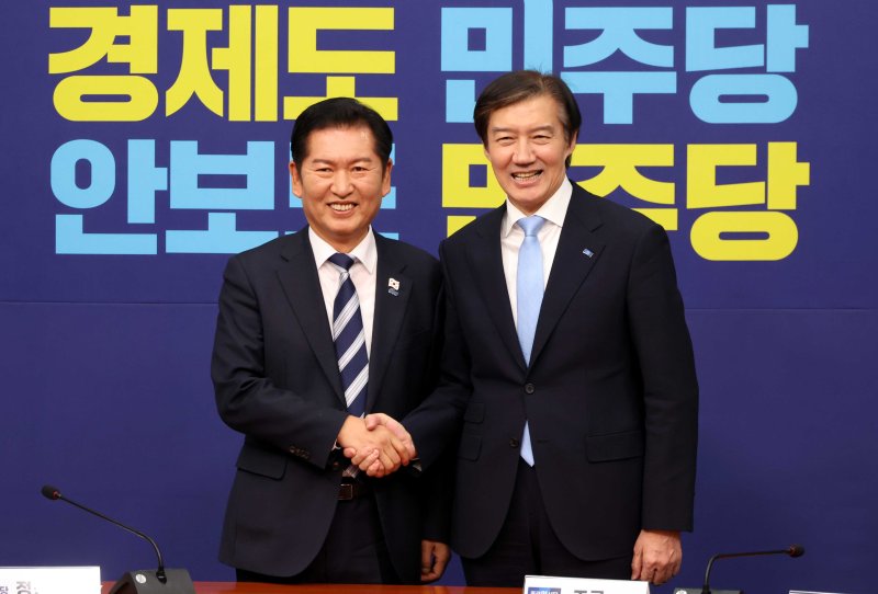 조성봉 기자= 정청래 더불어민주당 대표가 26일 오전 서울 여의도 국회에서 조국 조국혁신당 대표를 접견하며 악수를 하고 있다. 뉴시스