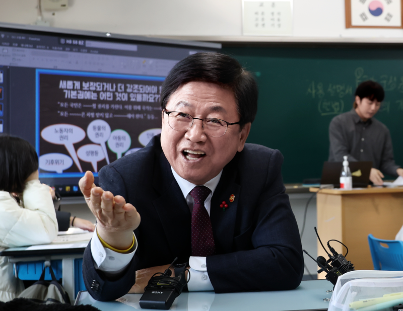 최교진 "<b>민주시민 교육</b> 활성화 위한 의견 달라"