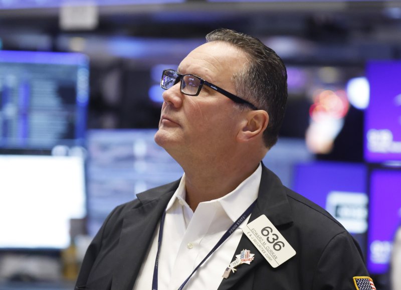 미국 뉴욕의 뉴욕증권거래소(NYSE)에서 지난달 25일(현지시간) 한 중개인이 전광판을 주시하고 있다. 일본은행(BOJ)이 1일 이달 중 금리 인상 가능성을 시사하면서 엔캐리 트레