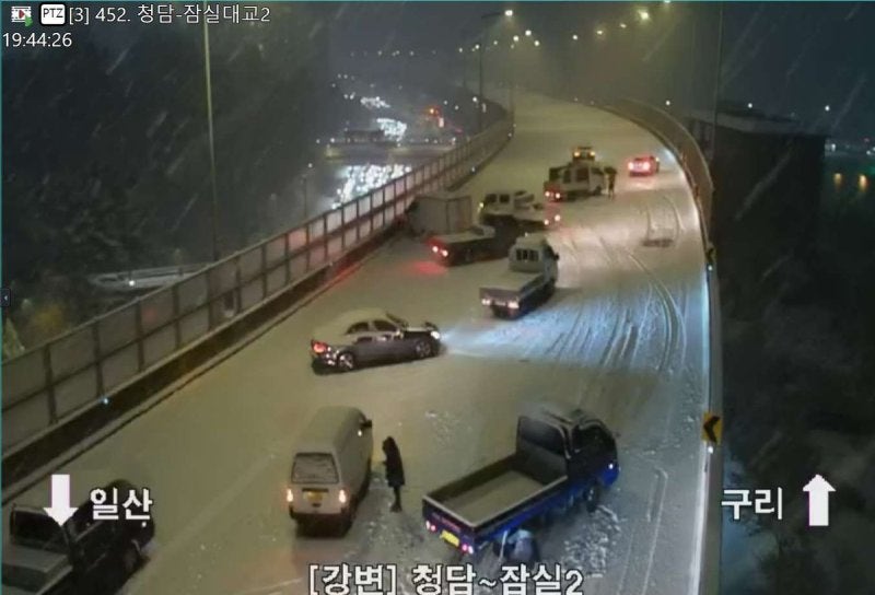 폭설에 멈춰 선 서울 도심...<b>교통</b> 통제에 '<b>퇴근길</b> <b>대란</b>'