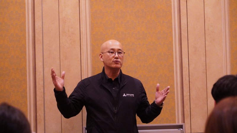 염동훈 메가존클라우드 대표가 현지시각 지난 3일 미국 라스베이거스 'AWS 리인벤트' 현장에서에서 기자간담회를 갖고 내년 미국 사업계획과 전략에 대해 소개하고 있다. AWS 제공