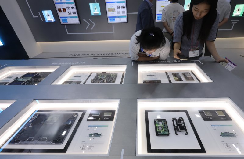 삼성전기의 내년 최고 매출과 영업이익이 역대 최고치를 경신할 것이라는 기대가 커지고 있다.사진은 인천 연수구 송도컨벤시아에서 열린 '제22회 국제 첨단 반도체 기판 및 패키징 산업전'을 찾은 관람객들이 삼성전기 부