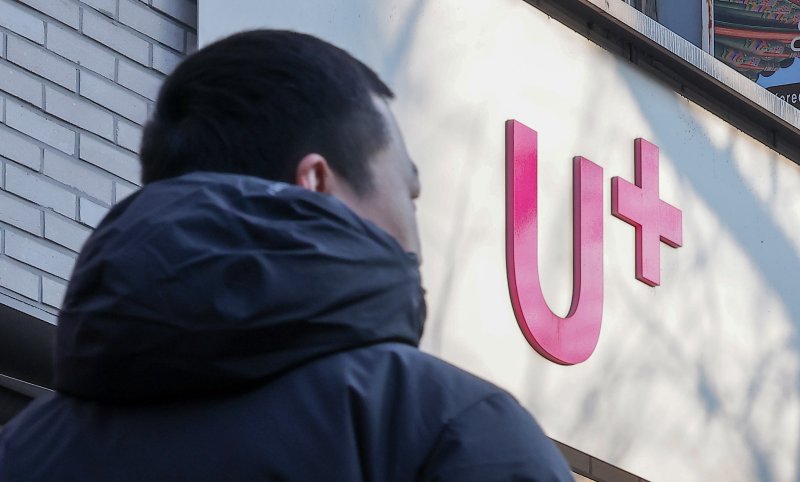 LG유플러스가 인공지능(AI) 통화 앱 '익시오' 이용 고객 36명의 통화정보가 유출된 사실을 개인정보보호위원회(개보위)에 자진 신고했다.주민등록번호,여권번호 등 고유 식별정보와 금융정보는 유출되지 않았다고 LG