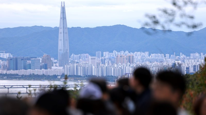 서울 남산에서 바라본 송파구 아파트 단지 모습 연합뉴스
