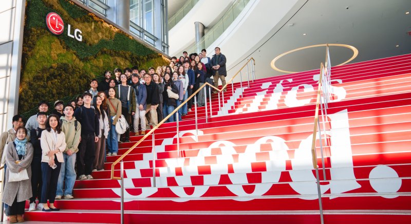 대신증권은 LG전자의 내년 연간 영업이익이 올해보다 46% 늘어난 3조8050억원에 이를 것으로 전망했다.사진은 LG전자가 지북미법인 본사에 미국 프린스턴대 학생 50여 명을 초청해 'LG College Day'를