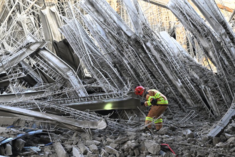 11일 오후 1시 58분께 광주광역시 서구 치평동 옛 상무소각장 부지에 건립 중인 광주대표도서관 공사 현장에서 철제 구조물 붕괴 사고가 발생해 작업자 4명이 매몰된 가운데 소방당국 구조요원이 수색 구조 활동을 벌이고