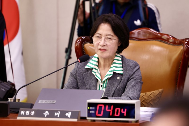 20일 오전 서울 여의도 국회 법제사법위원회에서 열린 서울중앙지방법원 등에 대한 국정감사에서 추미애 위원장에 미소를 보이고 있다.사진=뉴시스