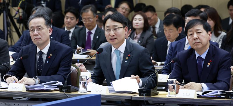 임광현 국세청장(가운데)이 11일 정부세종컨벤션센터에서 열린 업무보고에서 이재명 대통령의 질문에 답하고 있다.연합뉴스