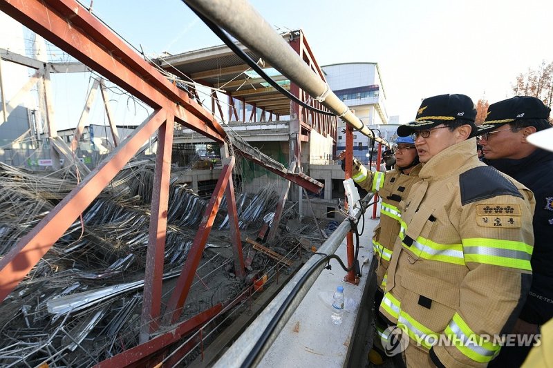 김승룡 소방청장 직무대행이 12일 광주대표도서관 붕괴 사고 현장을 둘러보고 있다.연합뉴스