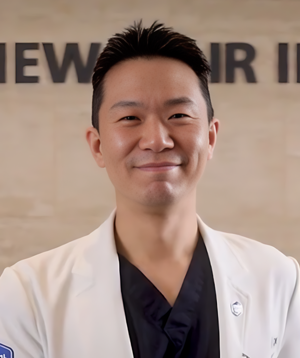 뉴헤어모발성형외과의 김진오 원장.방송 출연,유튜브 콘텐츠 촬영,도서 출판과 칼럼 기고까지 '탈모' 정복을 위한 여정을 펼치고 있다.최근에는 하이퀄리티 탈모 커뮤니티 <모아시스>에 기고하고 같은 이름