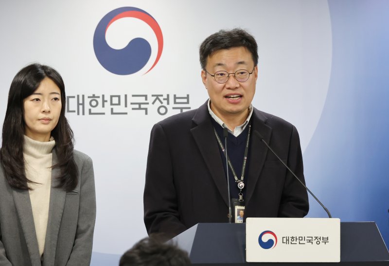 이동훈 국무조정실 재정금융정책관이 9일 오전 서울 종로구 정부서울청사에서 신속차단에 방점인 'AI 가짜 의사 광고' 대책 발표를 하고있다.정부는 국가정책조정회의에서 AI 등을 활용한 시장 질서 교란 허위·과장 광고