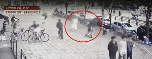 지난 10월18일 인천 연수구 송도동 한 인도에서 중학생 2명이 탄 전동 킥보드가 인도에서 속도를 줄이지 않고 2세 아이를 향해 돌진했다.이를 막아선 30대 아이 엄마가 머리 등을 크게 다쳐 중태에 빠졌다./사진=