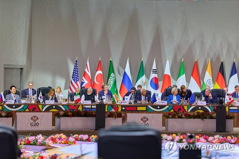 주요 20개국(G20) 정상 및 국제기구 관계자들이 지난달 22일(현지시간) 남아프리카공화국 나스렉 엑스포센터에서 열린 정상회의에 참석해 현안을 논의하고 있다.G20에 미국 대통령이 불참하기는 이번이 창설 이래 처