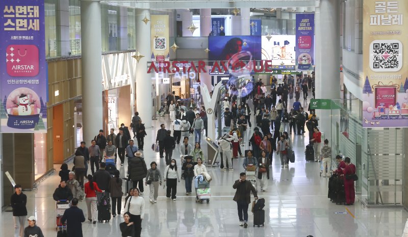 지난 3일 인천 중구 인천국제공항 제1여객터미널 면세점에서 여행객들이 오가고 있다.뉴시스