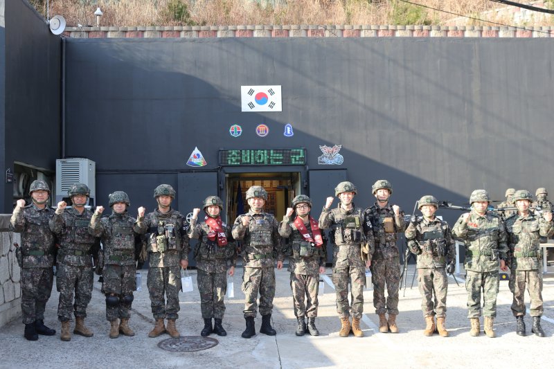 진영승 합참의장이 15일 육군22사 GOP대대에서 장병들과 기념 촬영하고 있다. 합동참모본부 제공