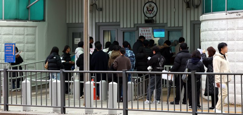 도널드 트럼프 미국 행정부가 무비자 전자여행허가제(ESTA)를 통한 방문객들의 소셜미디어(SNS) 기록 제출을 의무화할 계획이다.사진은 지난 11일 오전 종로구 주한미국대사관 앞에서 시민들이 미국 비자심사를 받기 