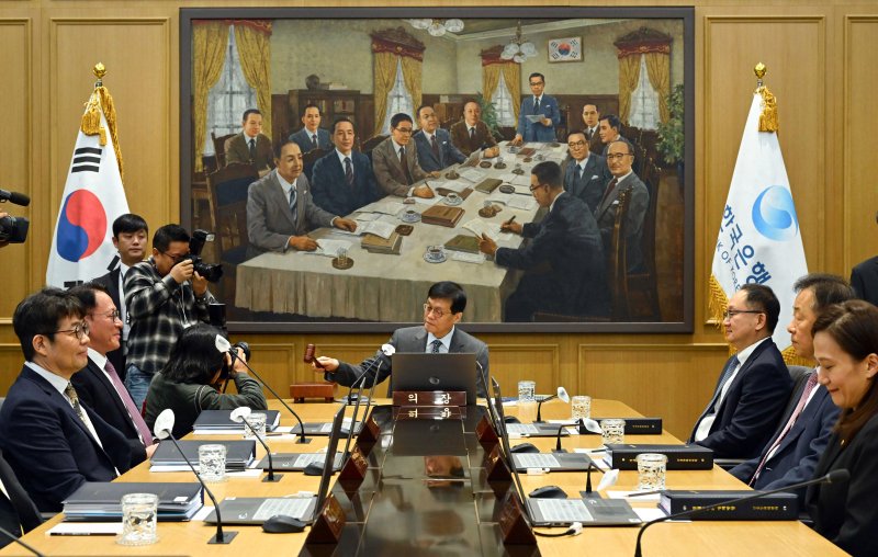 이창용 한국은행 총재(가운데)가 지난 11월 27일 서울 중구 한국은행에서 열린 금융통화위원회 본회의에서 의사봉을 두드리고 있다.뉴스1